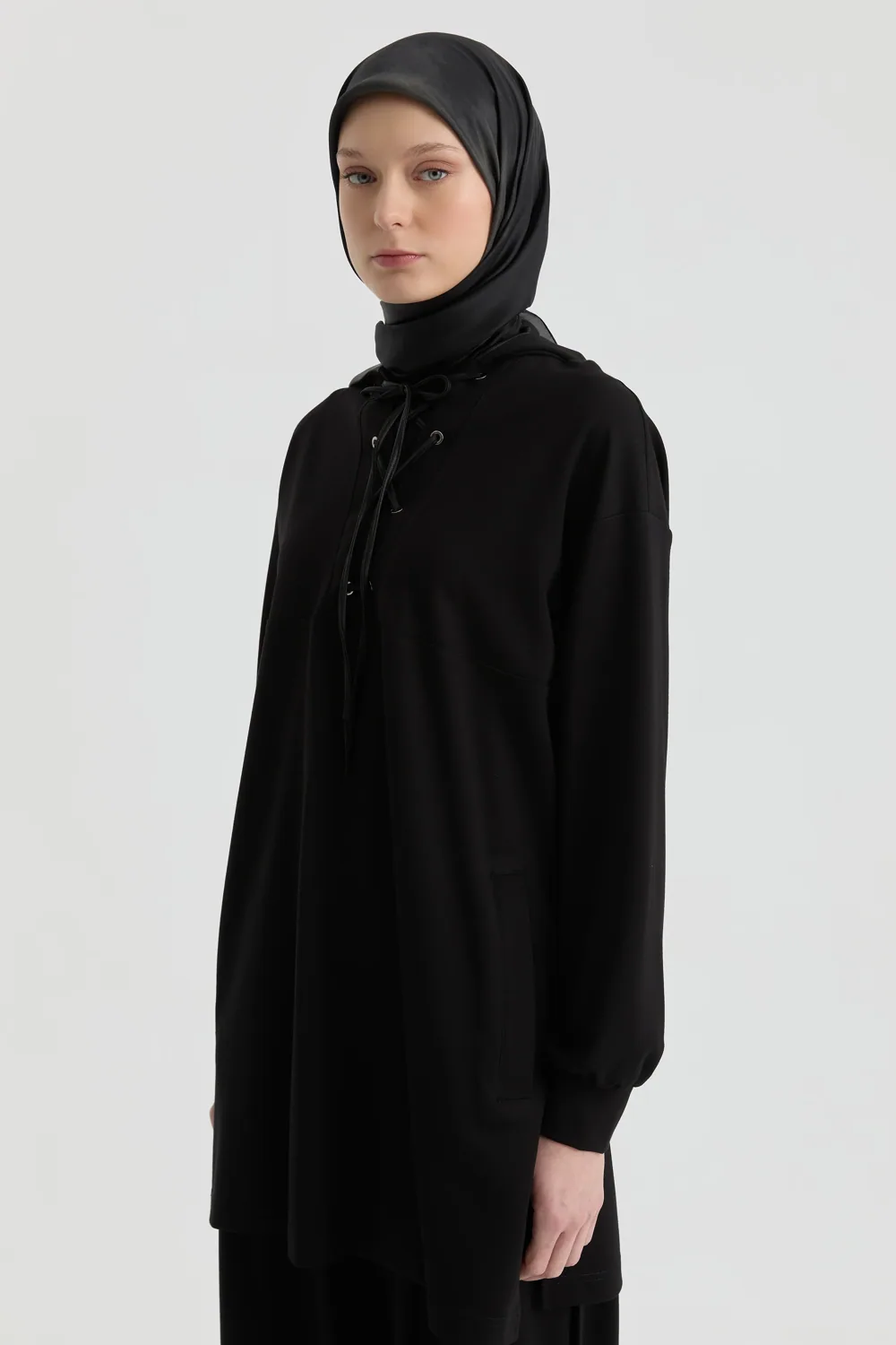 سويت شيرت محبوك بتفاصيل جلدية أسود