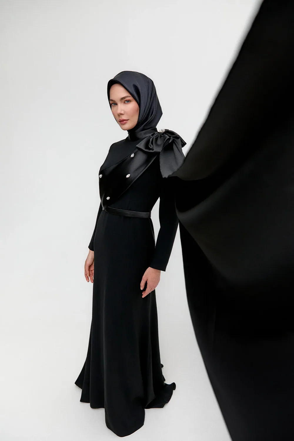 فستان سهرة بأحجار وفيونكة - صورة 2