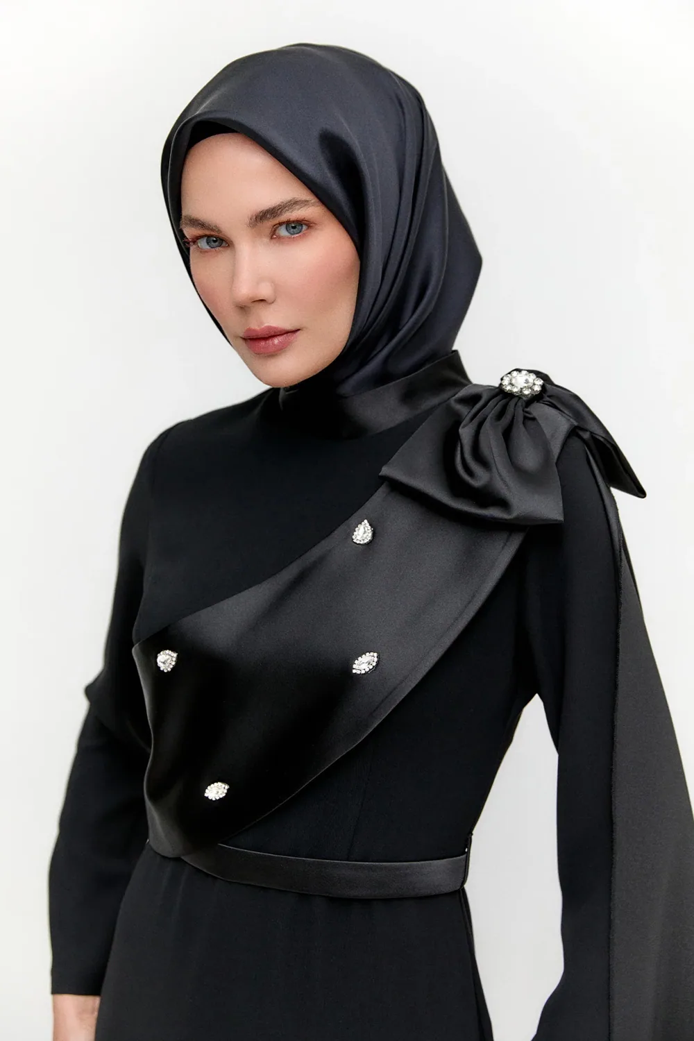 فستان سهرة بأحجار وفيونكة - صورة 5