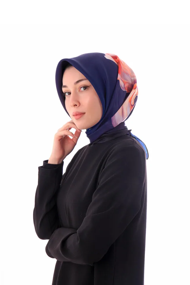 إيشارب حرير تويل كحلي بزهور السوسن 90×90 سم - صورة 2