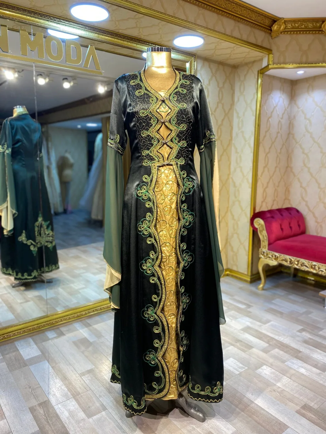 بندلي حناء أخضر داكن بتطريز ذهبي على الواجهة - صورة 2