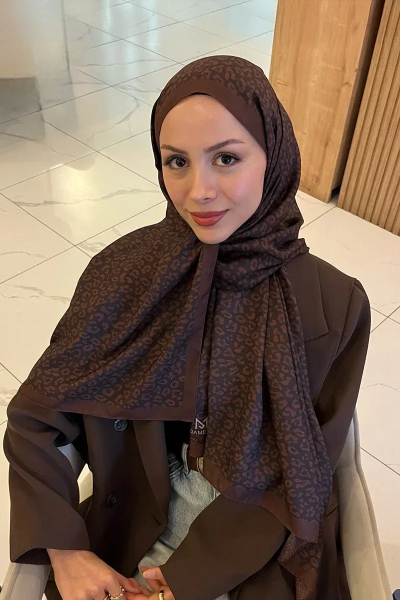 شال مزدوج الوجهين بنقشة نمر بلون قرميدي - صورة 2