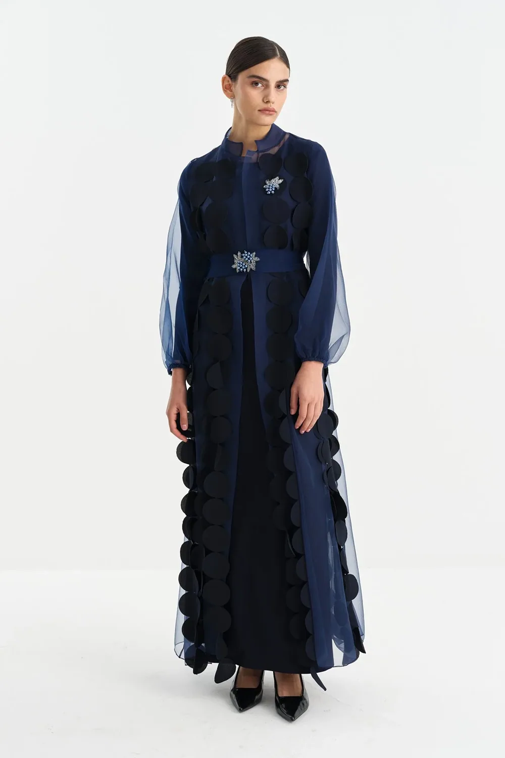 طقم عباية كحلي مع فستان وبروش