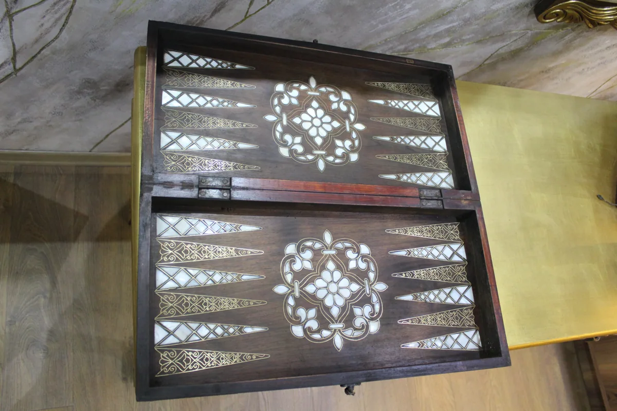 طاولة زهر عنتابية فاخرة مطعمة بالصدف بنقش زهري - صورة 3