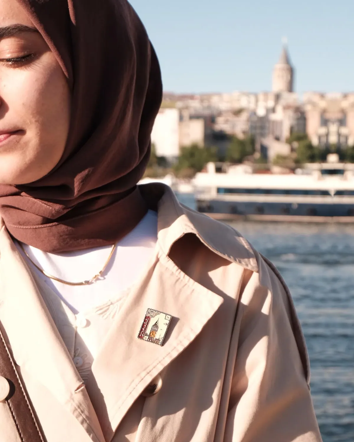 بروش طابع بريدي ببرج غلطة مرسوم بالمينا
