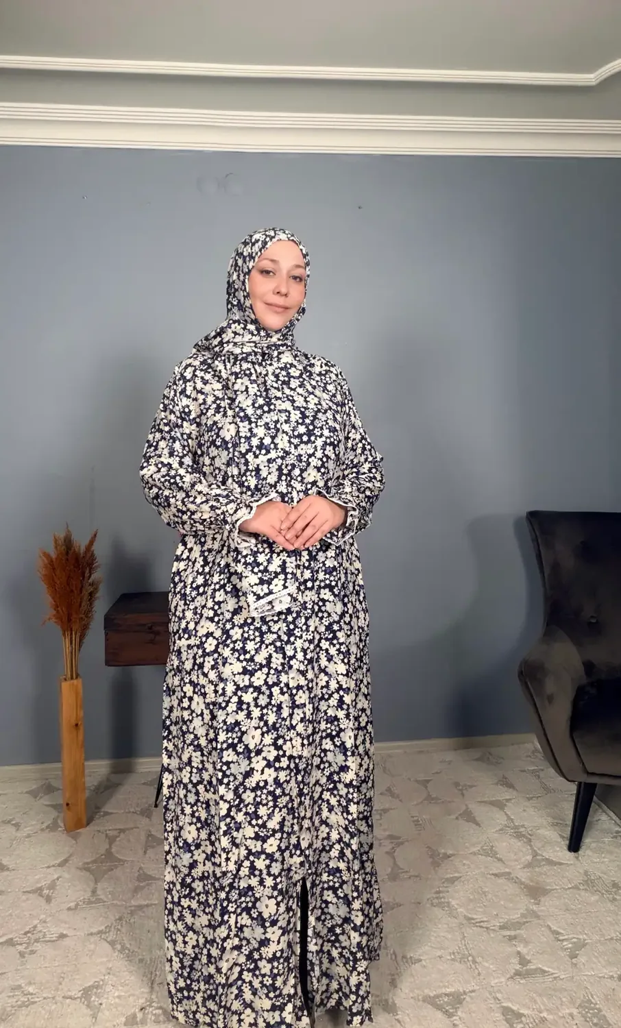 ثوب صلاة قطني بشال متصل ونقشة زهور كحلية