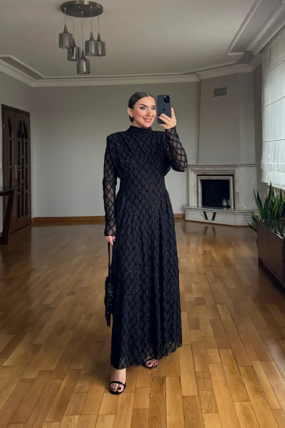 فستان ماكسي بياقة عالية وأكتاف مبطنة بلون أسود - صورة 2