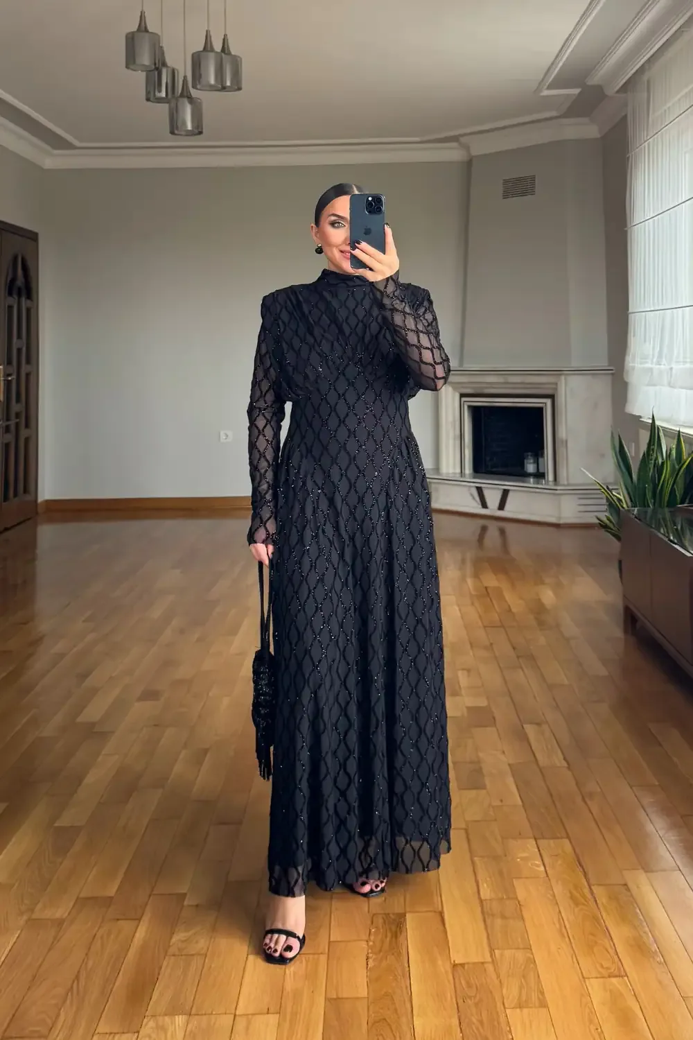 فستان ماكسي بياقة عالية وأكتاف مبطنة بلون أسود - صورة 4