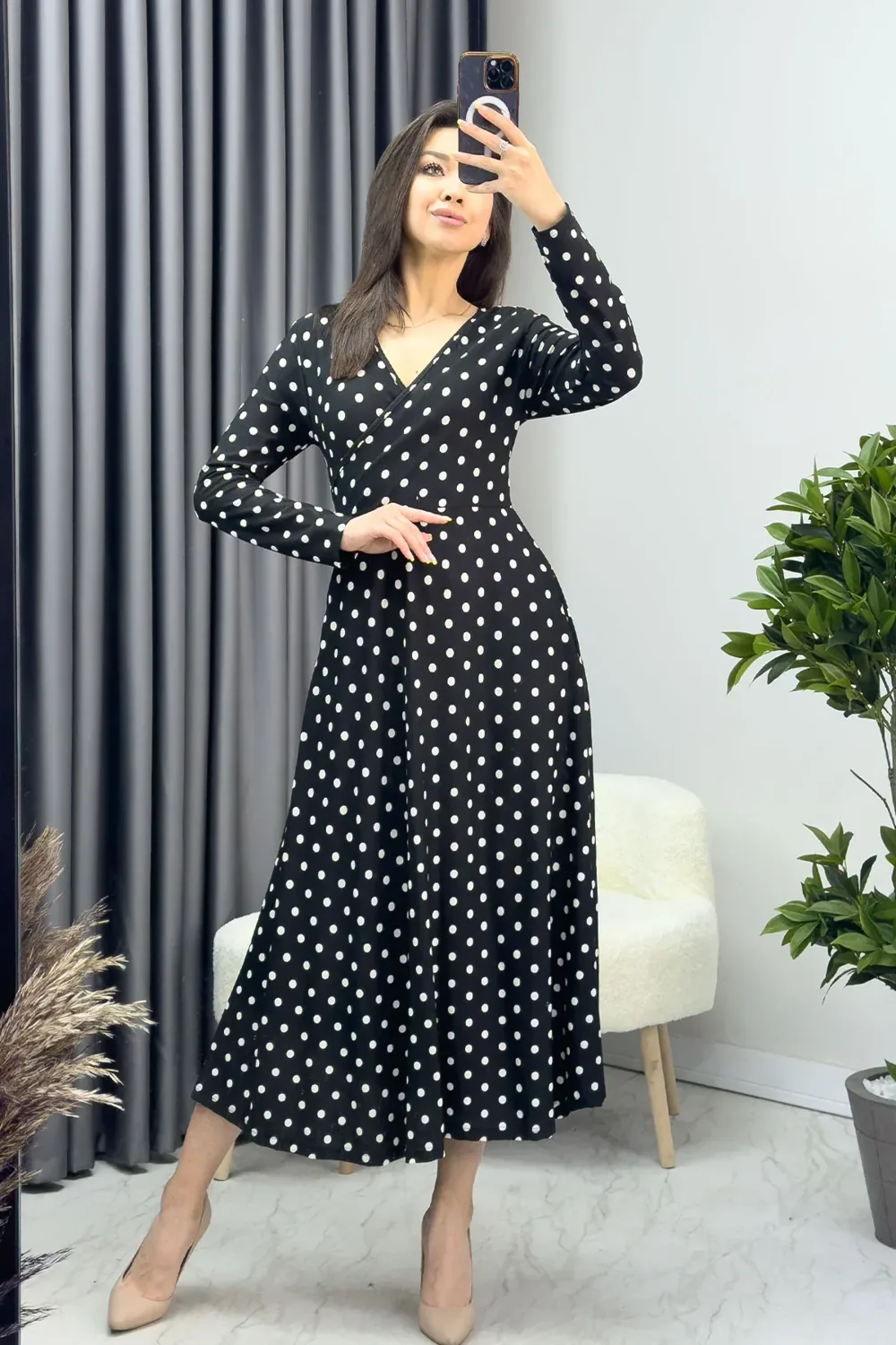 فستان أسود منقّط بأكمام طويلة