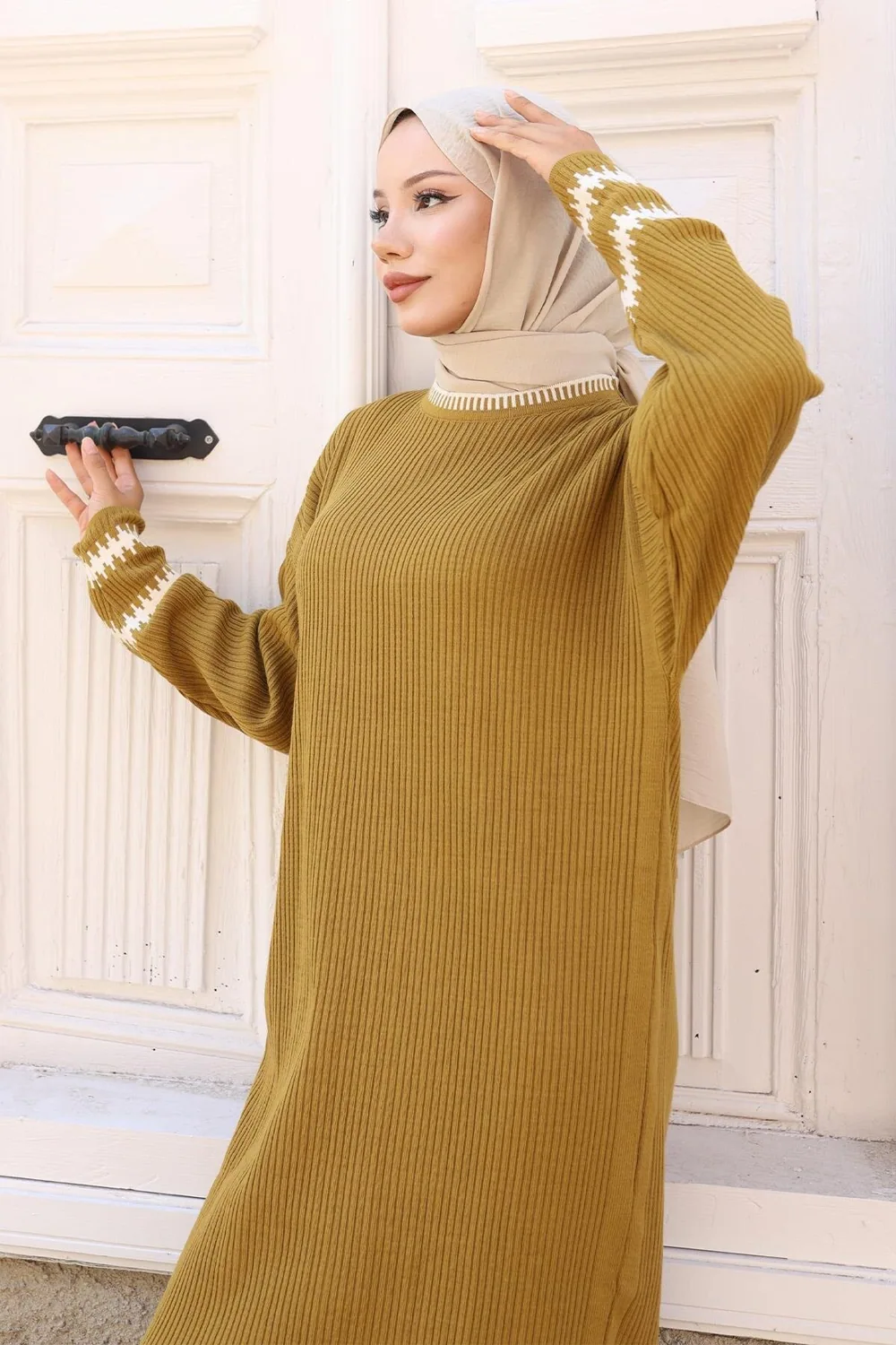فستان تريكو منقوش بلون كاكي - صورة 2
