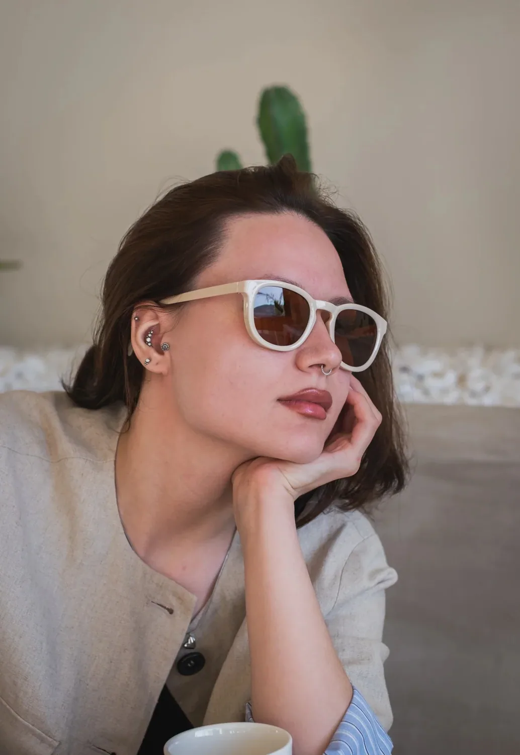 نظارة شمسية بإطار شفاف وعدسات سوداء - صورة 2