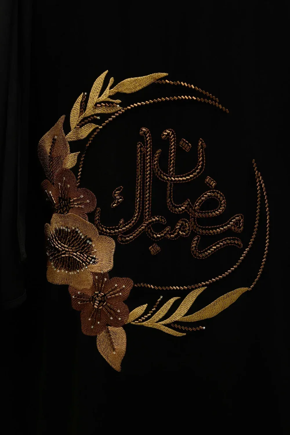عباية سوداء بعبارة رمضان مبارك وزهور مطرزة بالخرز الذهبي - صورة 2
