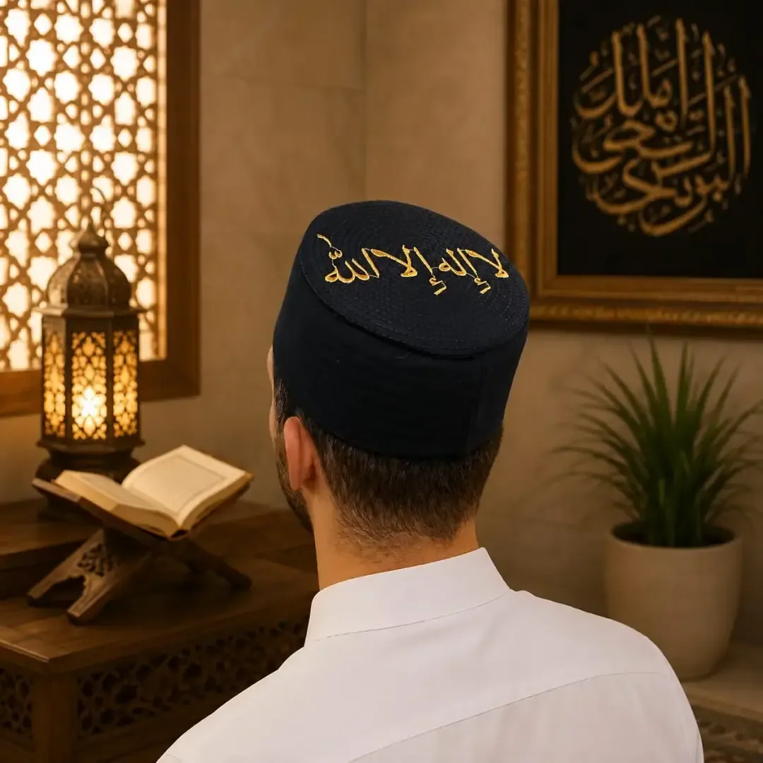 طاقية صلاة صلبة للعمامة بتطريز كلمة التوحيد