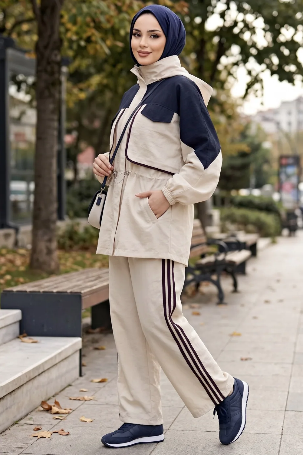 طقم باراشوت بغطاء على الصدر وجيوب بلون كحلي