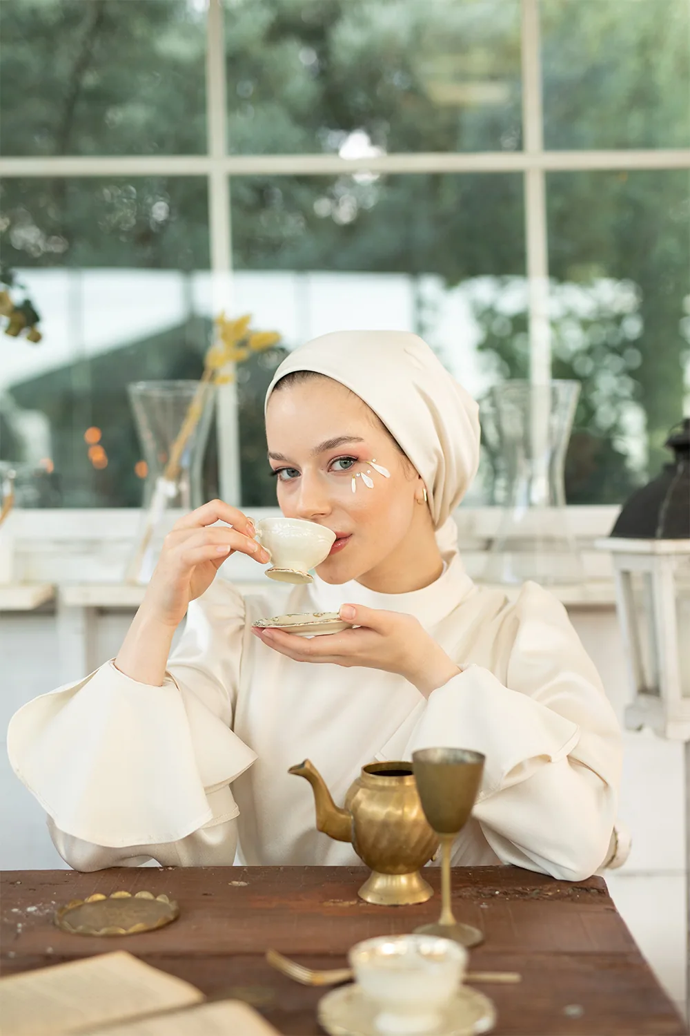فستان زفاف فانيليا انسيابي بأساور مزينة - صورة 3