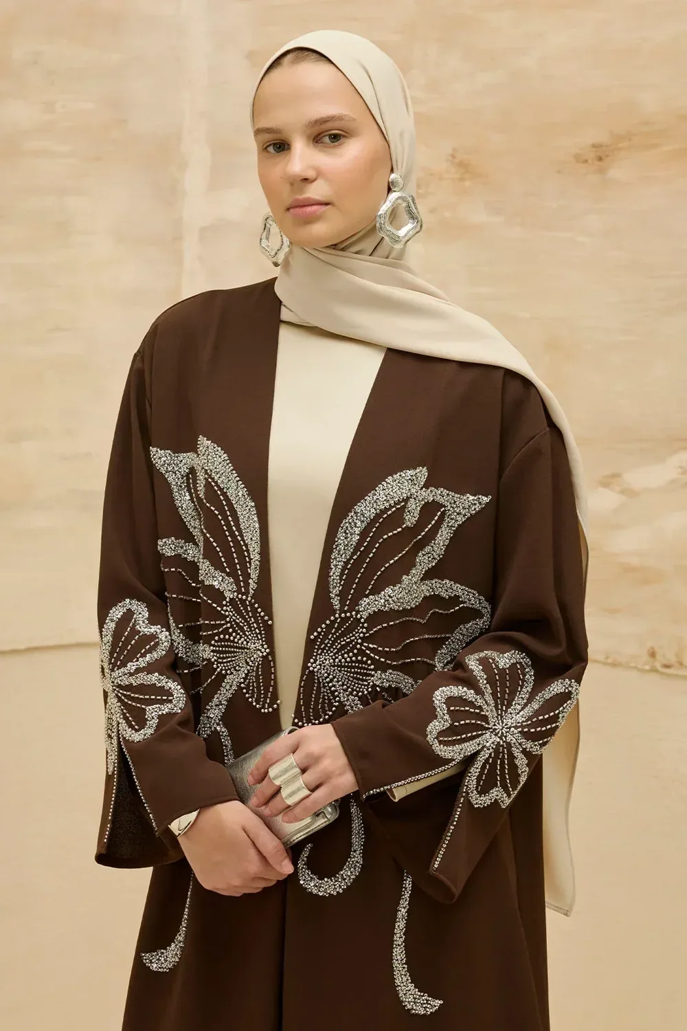 عباية بنية مفتوحة بخرز برسيم على الأكمام والصدر - صورة 2
