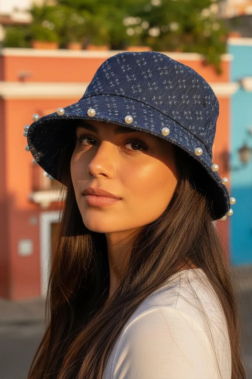 قبعة دنيم زرقاء مزينة باللؤلؤ - صورة 3