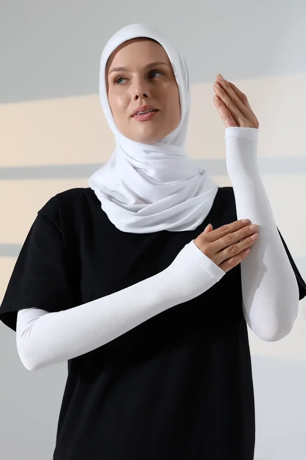 كمّ طويل يصل إلى راحة اليد من البينيه بلون أبيض