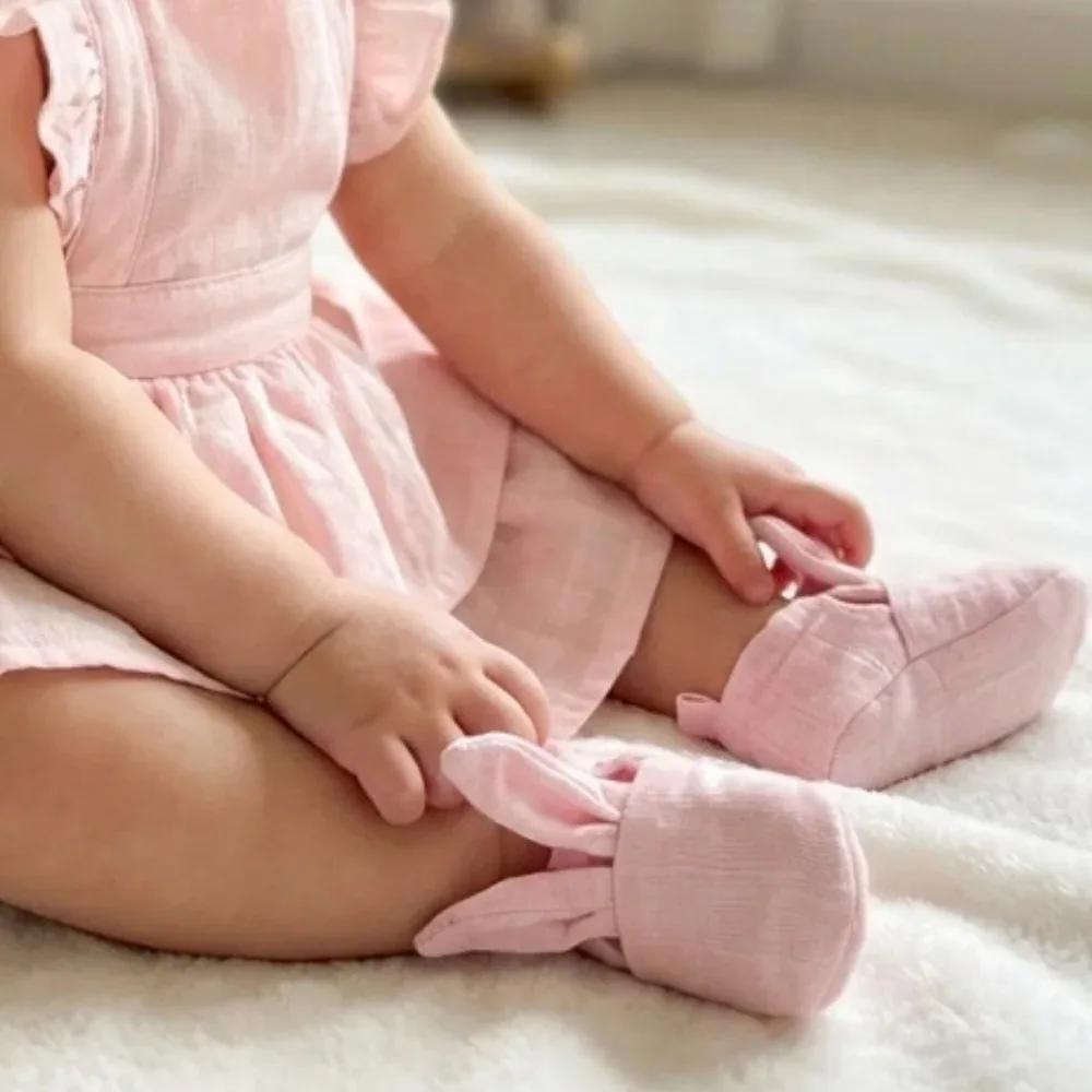حذاء رضيع موسلين بأذني أرنب وردي