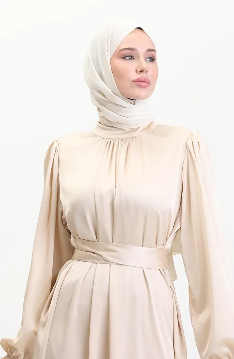 فستان سهرة ساتان كريمي بأكمام منفوخة وحزام - صورة 4