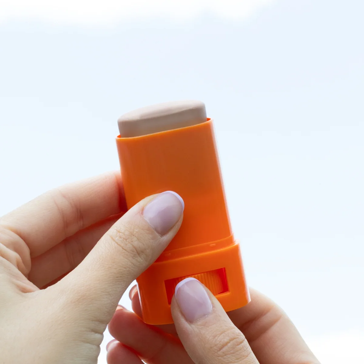 واقي شمس للوجه على شكل ستيك ملوّن SPF50+ وزن 15 غ - صورة 2