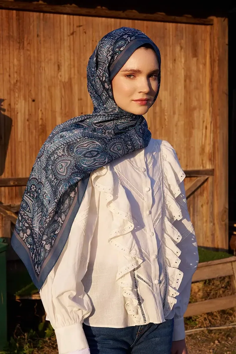 شال منقوش بطابع إثني بلون نيلي - صورة 2