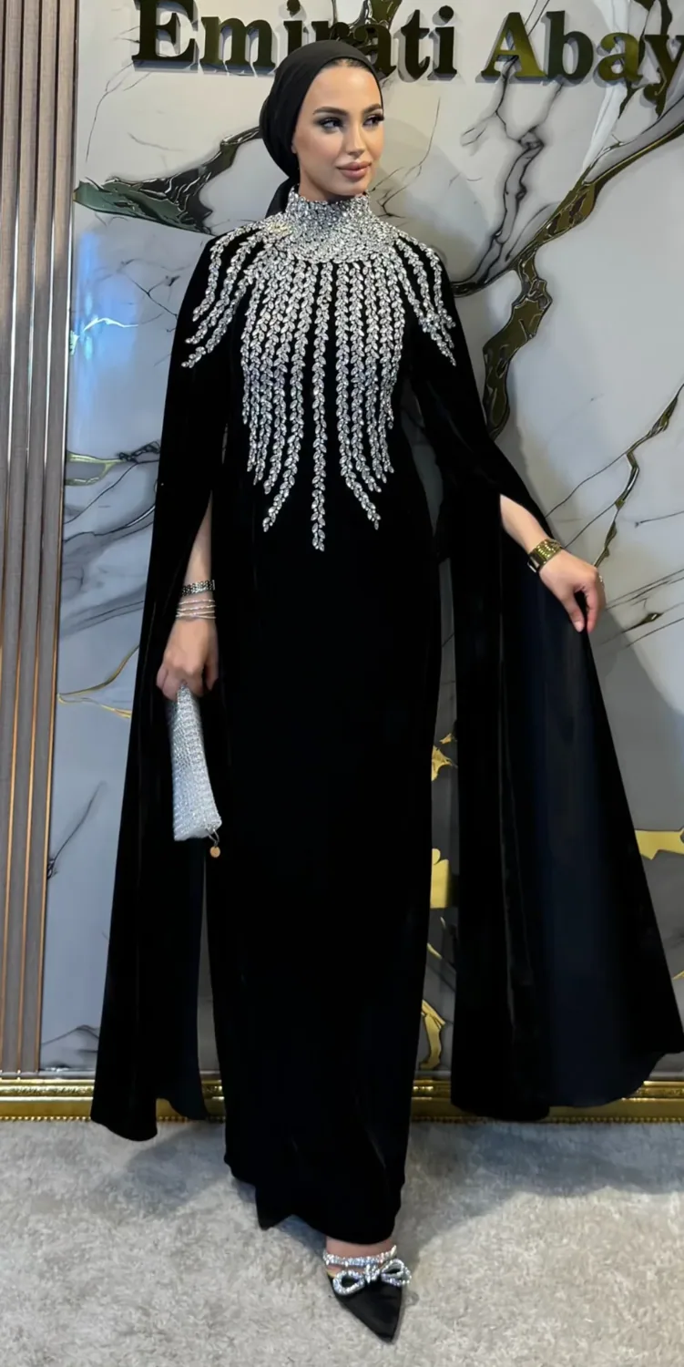 جلابية سهرة مخمل أسود بأحجار بيضاء وأكمام طويلة