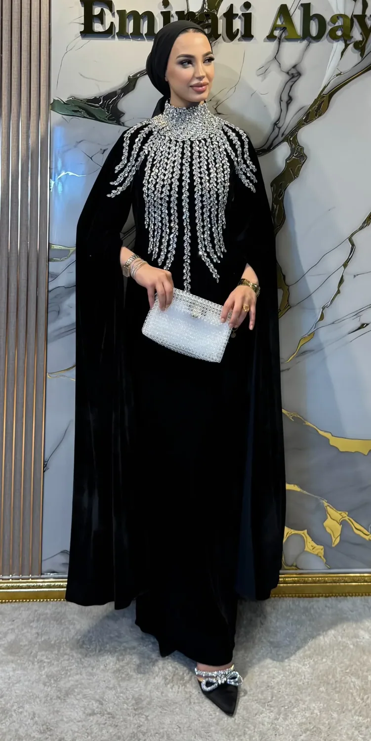 جلابية سهرة مخمل أسود بأحجار بيضاء وأكمام طويلة - صورة 2