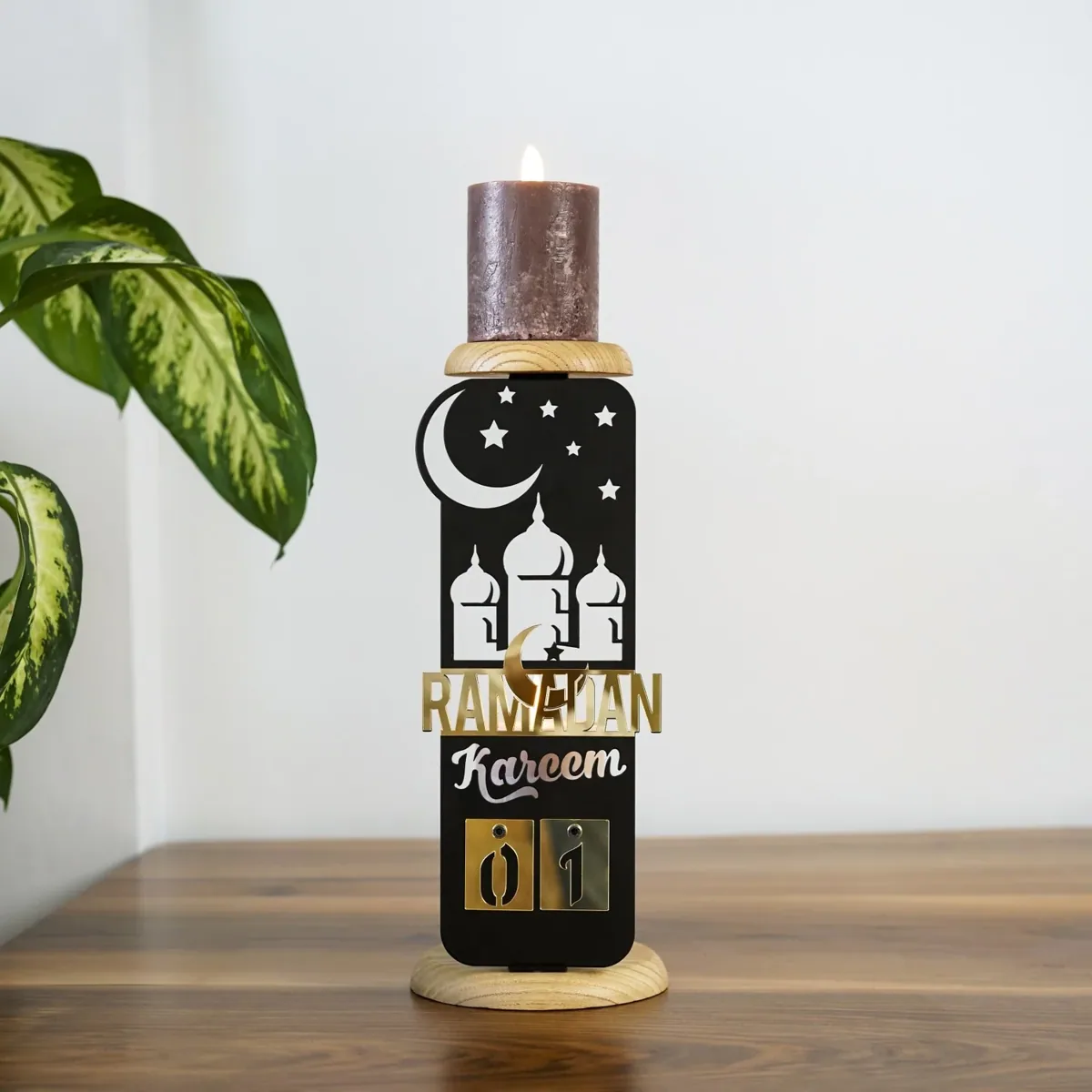 شمعدان معدني بشكل تقويم رمضان