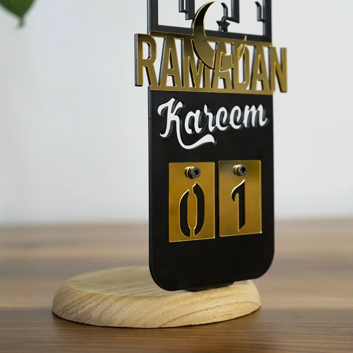 شمعدان معدني بشكل تقويم رمضان - صورة 2