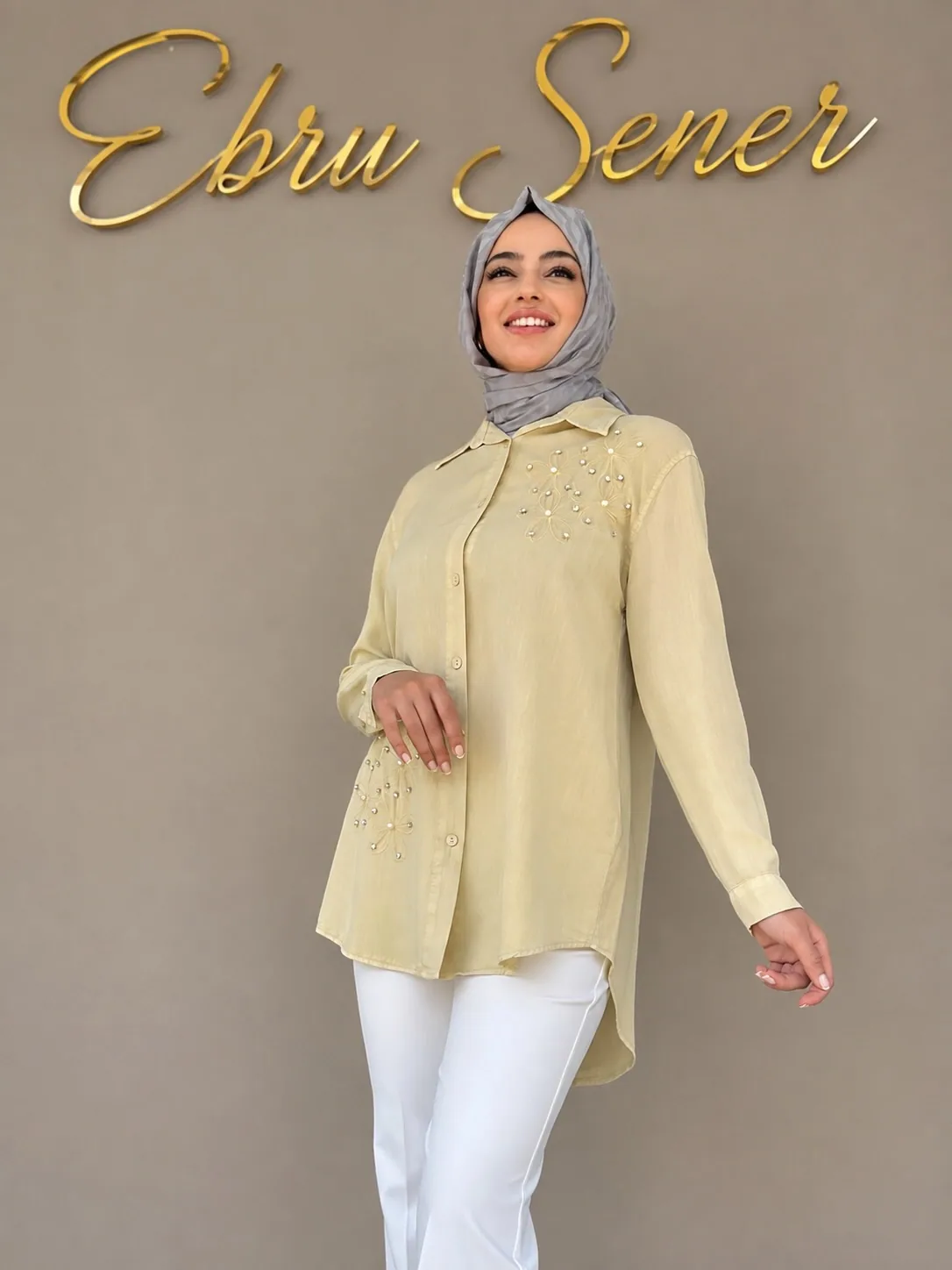 قميص تنسل مرصع بالأحجار أزرق وأصفر - صورة 2