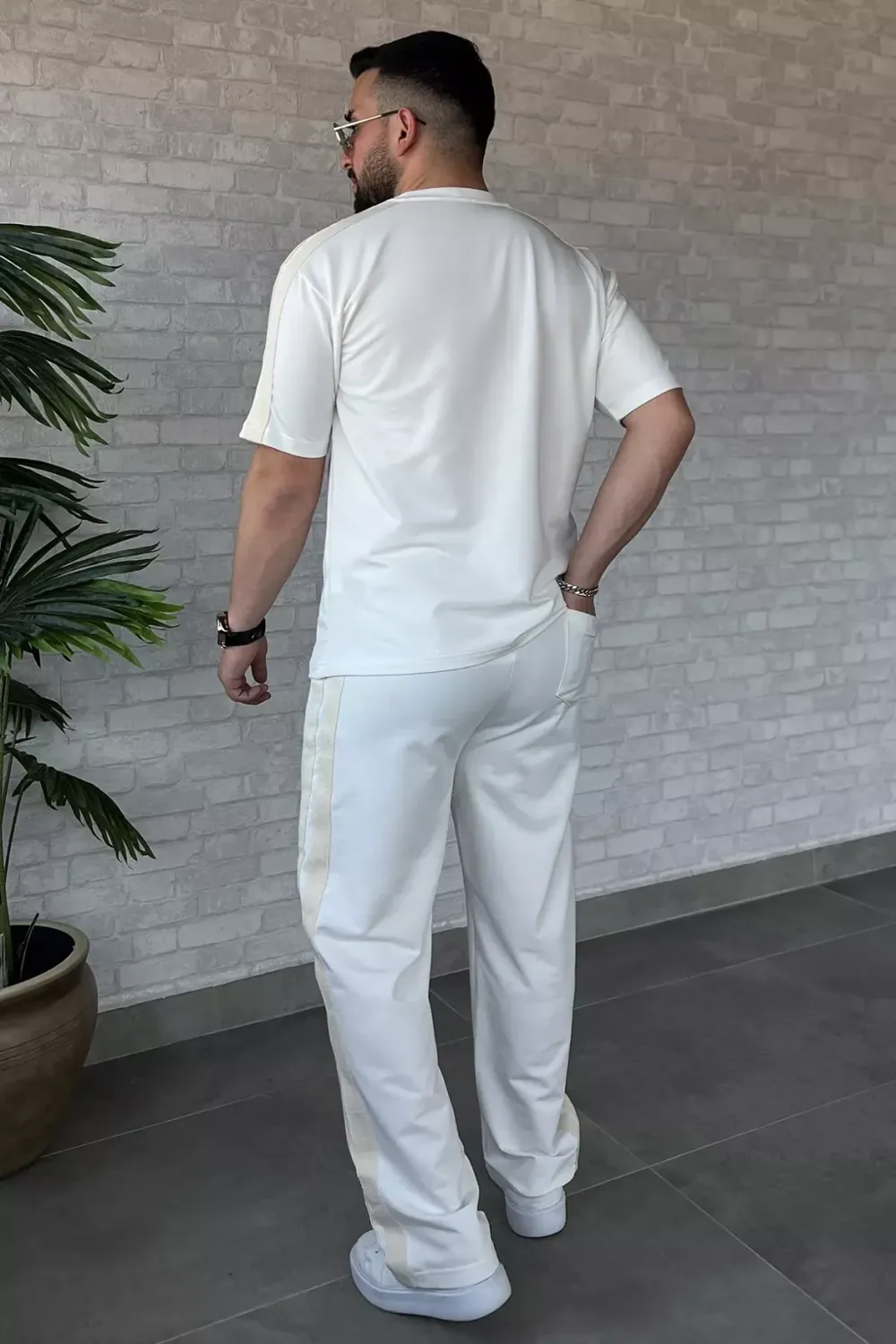 طقم رجالي كريمي بتيشيرت واسع بتفاصيل خوص - صورة 3