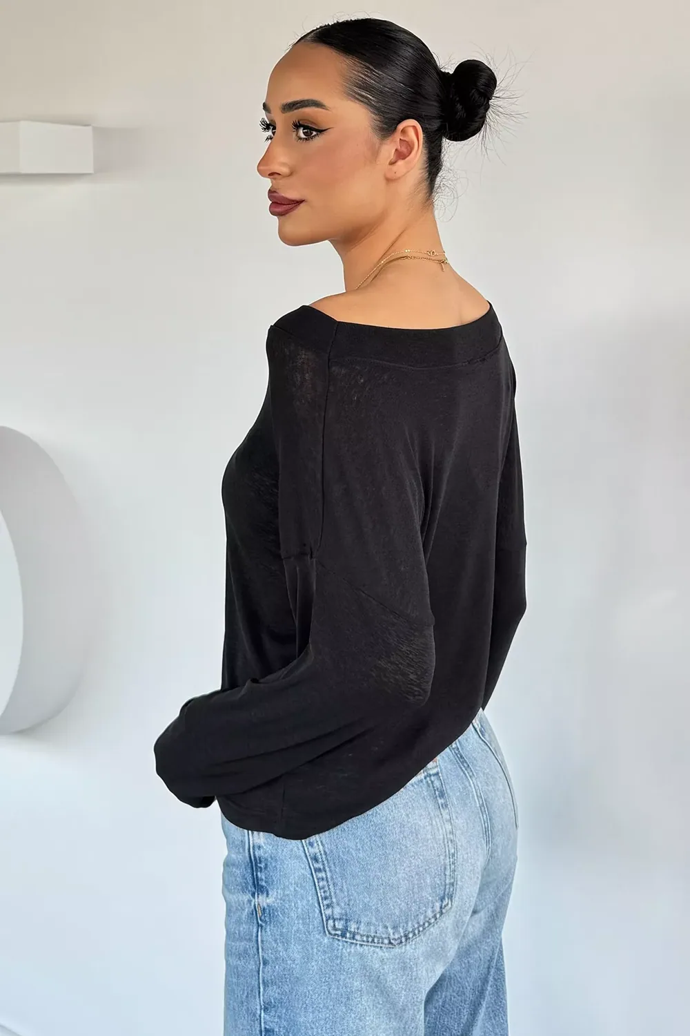 بلوزة نسائية سادة بياقة قارب - صورة 4