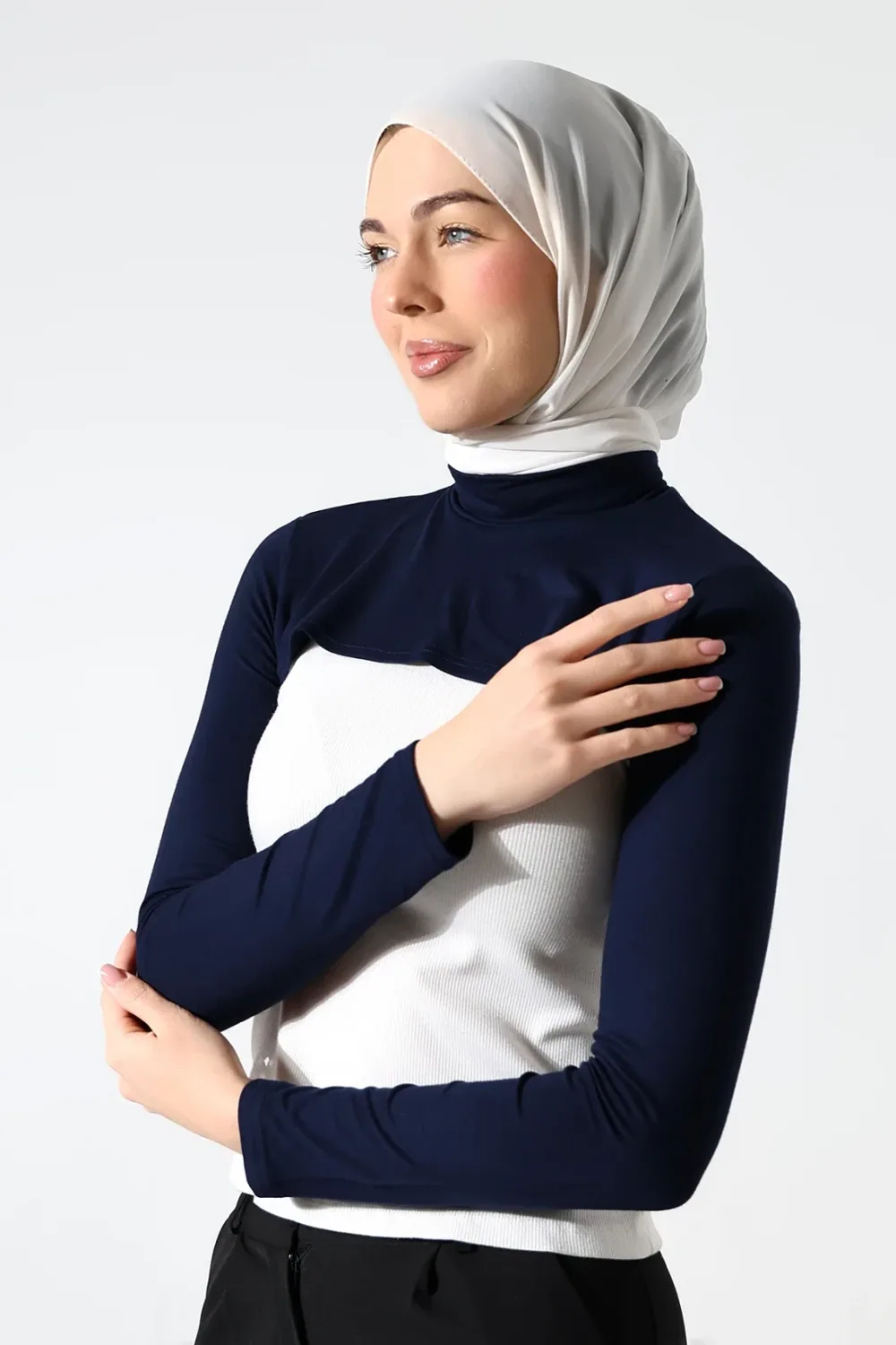 كمّ مع ياقة عالية كحلي بتصميم خفيف ومريح