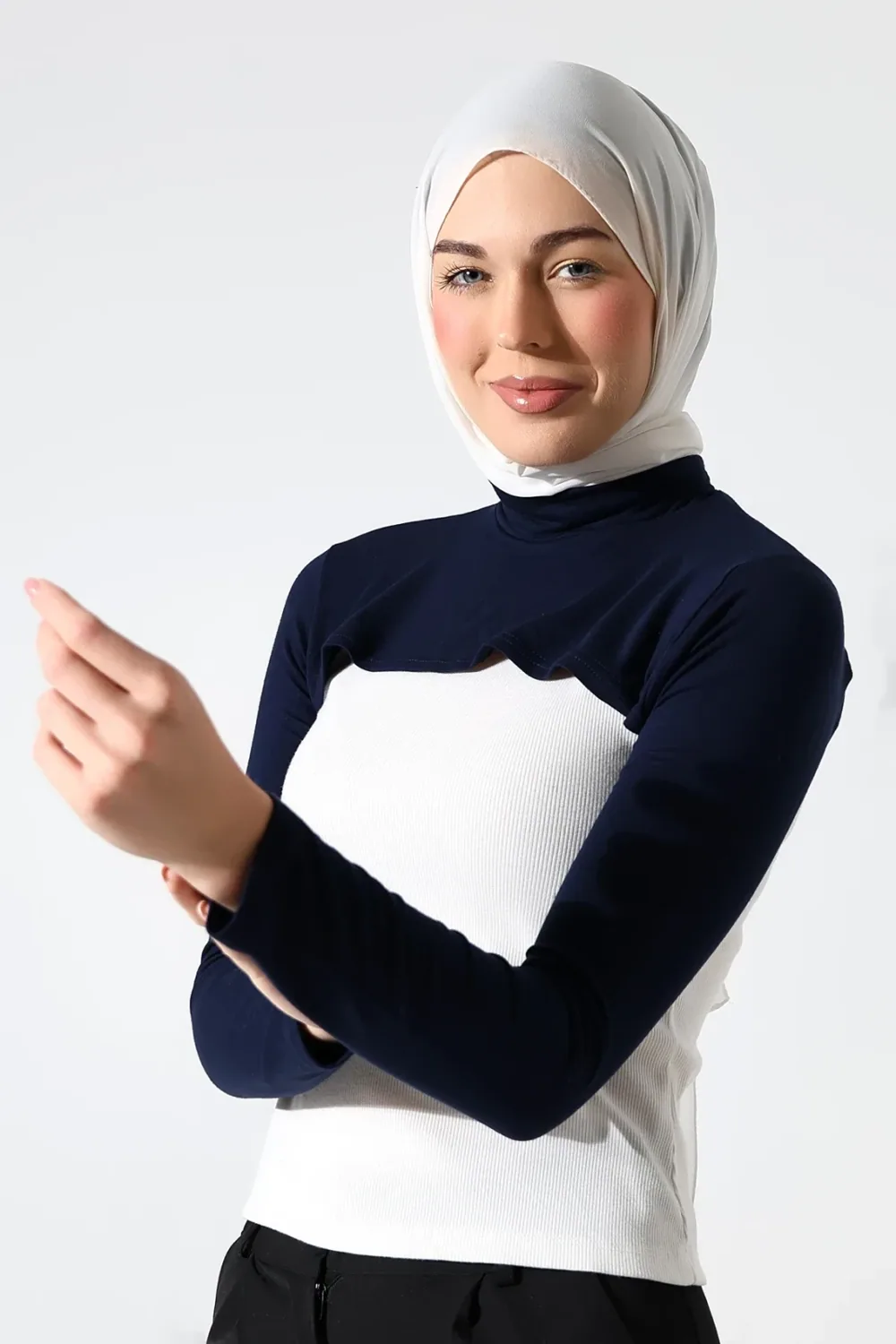 كمّ مع ياقة عالية كحلي بتصميم خفيف ومريح - صورة 3