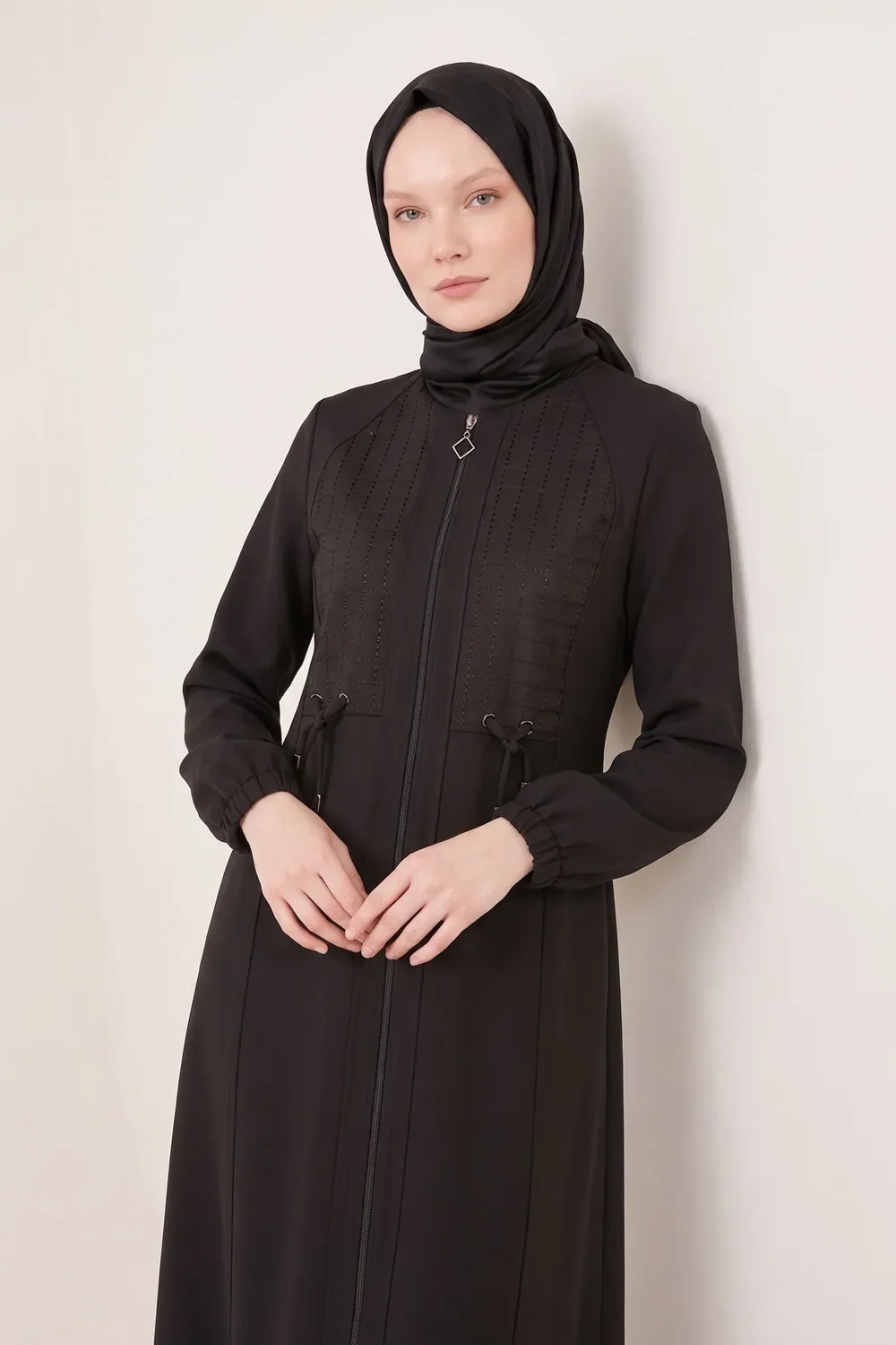 فرجية مطرّزة بلون أسود - صورة 2