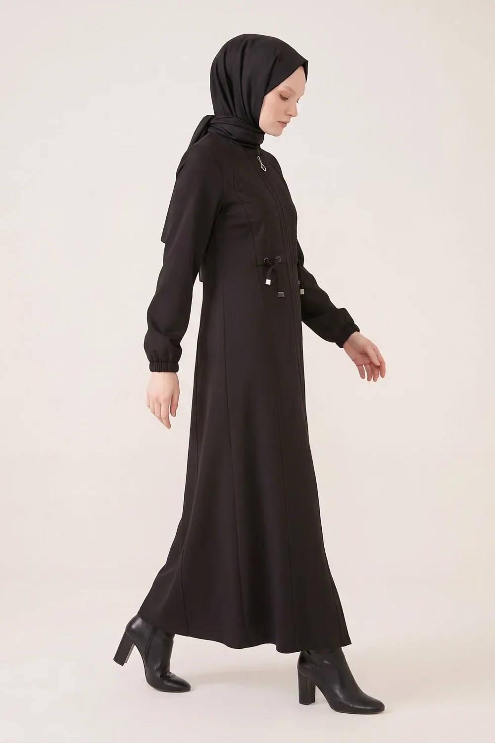 فرجية مطرّزة بلون أسود - صورة 3