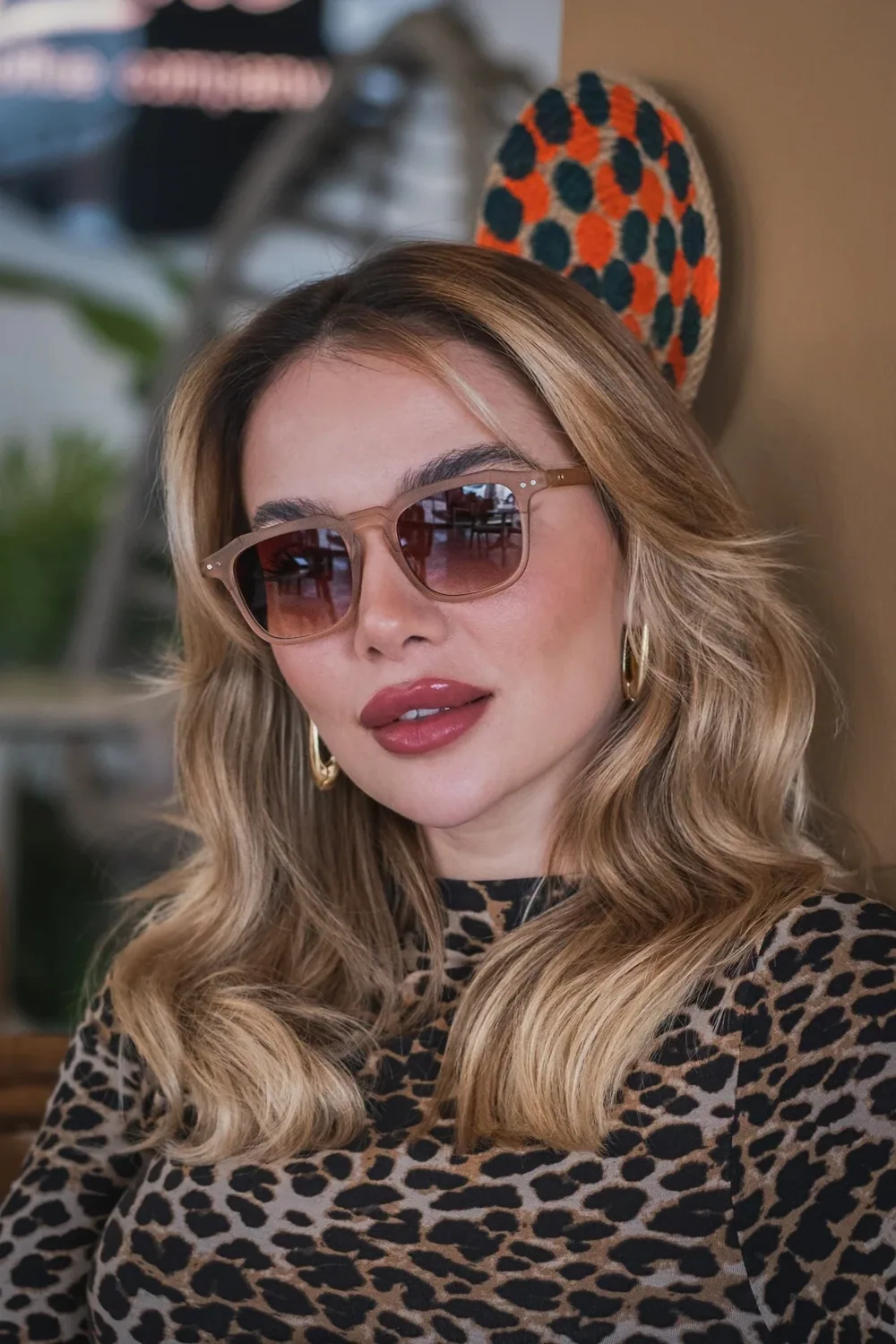 نظارة شمسية بإطار أخضر شفاف مربع - صورة 2