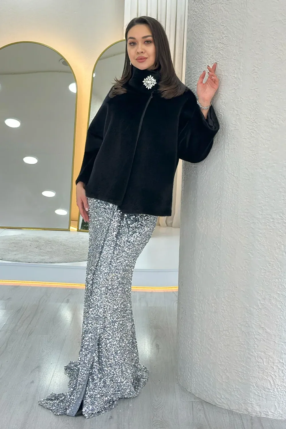 جاكيت فرو سهرة أسود بياقة عالية وأحجار