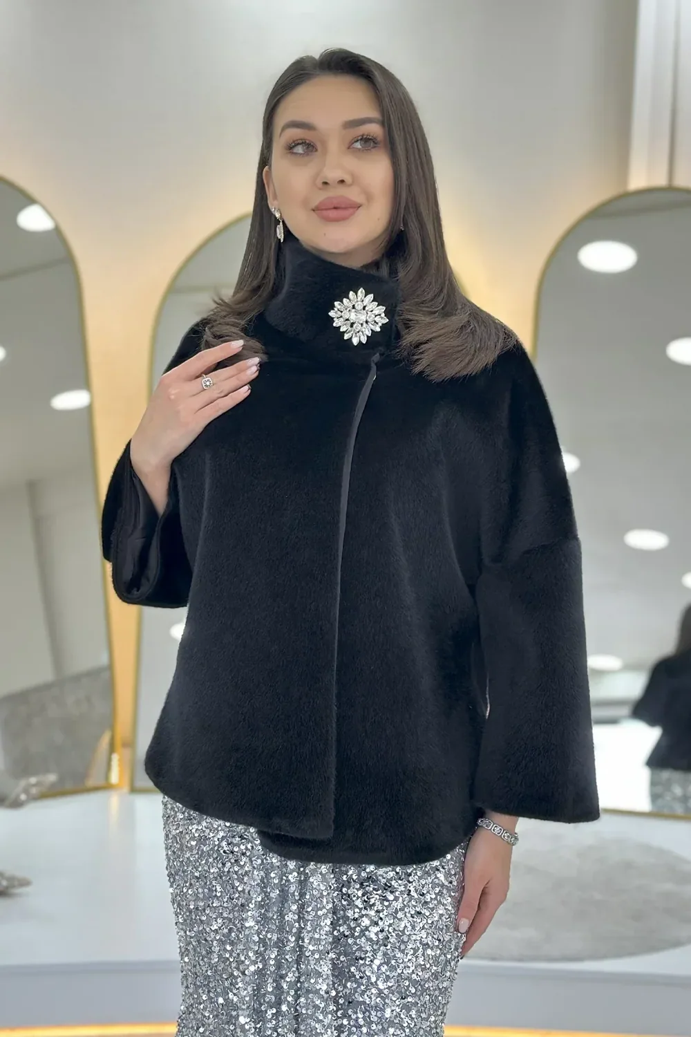 جاكيت فرو سهرة أسود بياقة عالية وأحجار - صورة 2