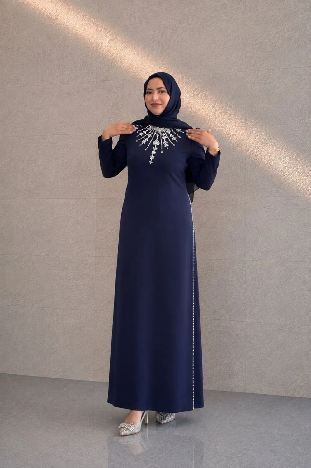 فستان سهرة كحلي للمقاسات الكبيرة بتطريز أحجار على الصدر