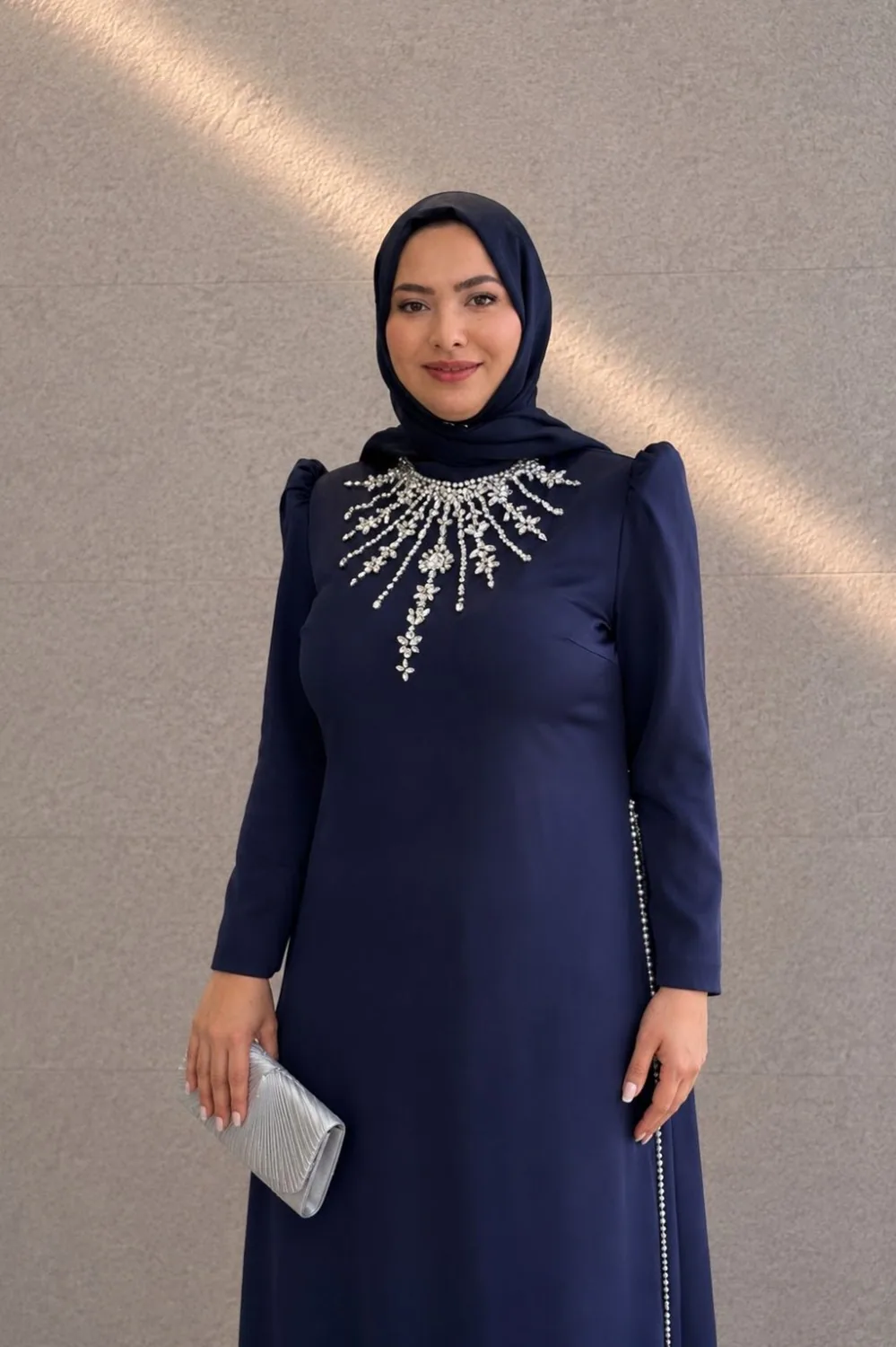 فستان سهرة كحلي للمقاسات الكبيرة بتطريز أحجار على الصدر - صورة 2