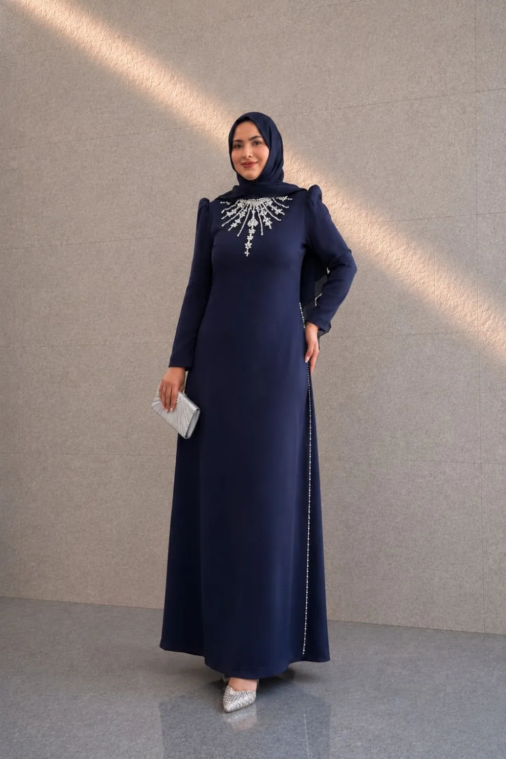فستان سهرة كحلي للمقاسات الكبيرة بتطريز أحجار على الصدر - صورة 4
