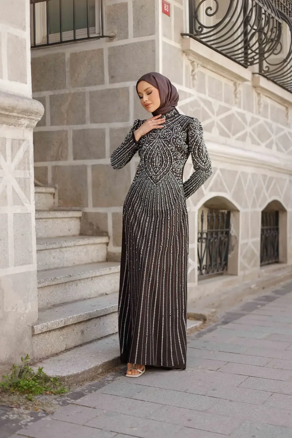 فستان سهرة بني بكريستال على كامل الفستان - صورة 2