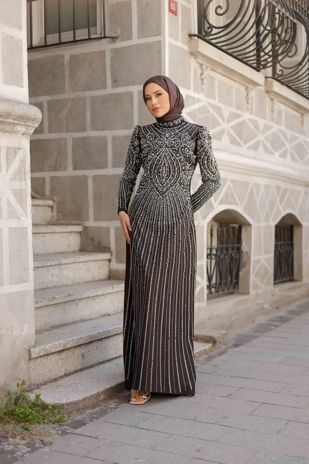 فستان سهرة بني بكريستال على كامل الفستان - صورة 4
