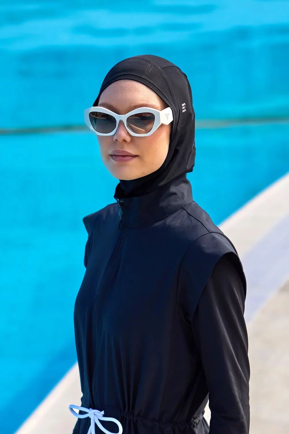 غطاء سباحة رياضي أسود بشعار أبيض يغطي الرقبة