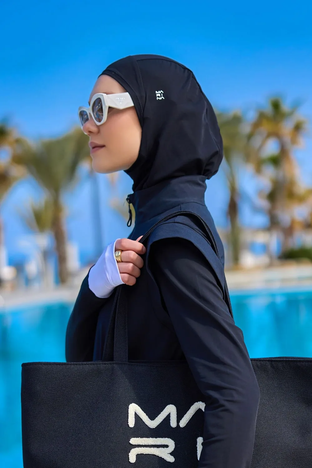 غطاء سباحة رياضي أسود بشعار أبيض يغطي الرقبة - صورة 2