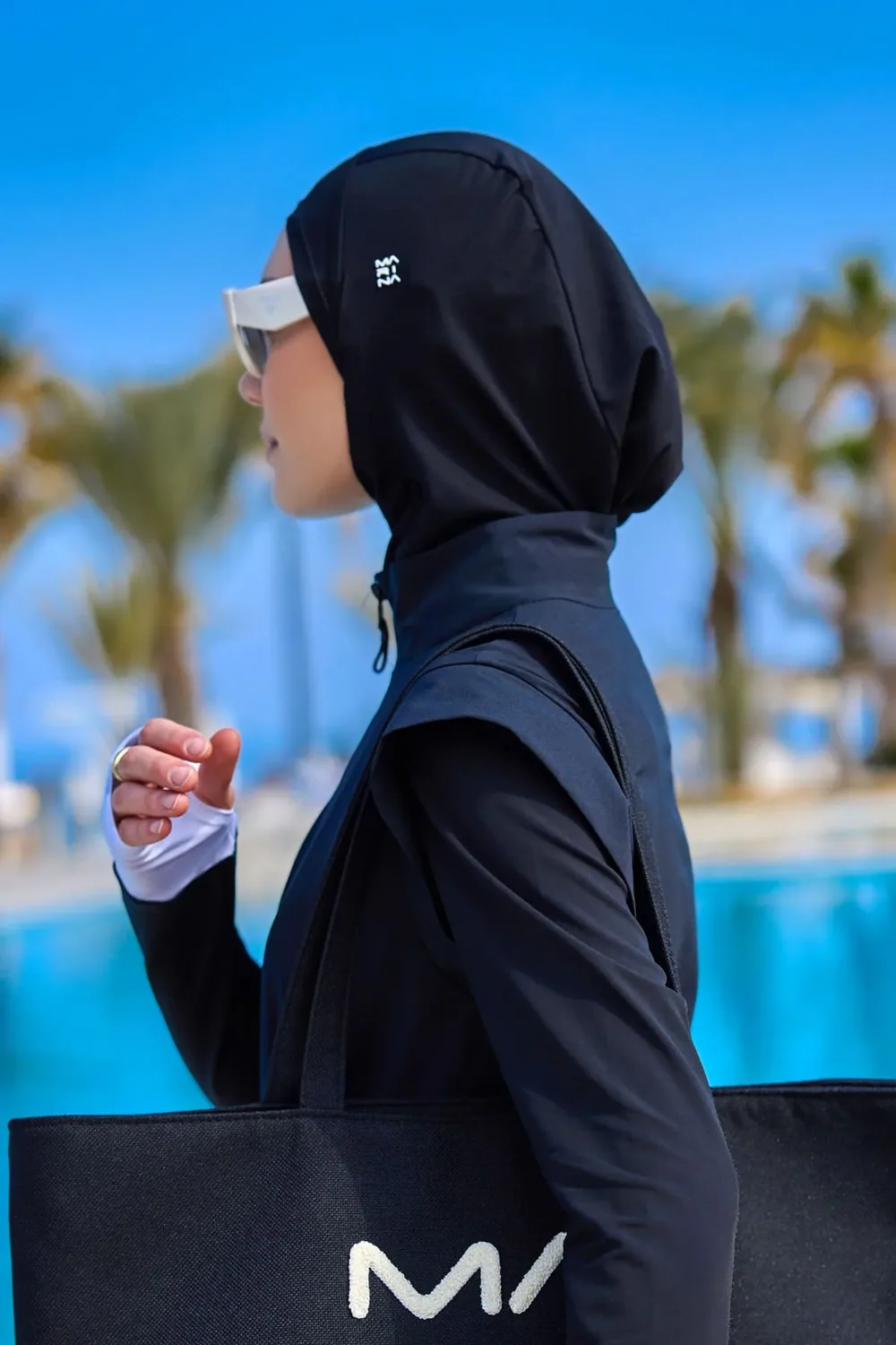 غطاء سباحة رياضي أسود بشعار أبيض يغطي الرقبة - صورة 3