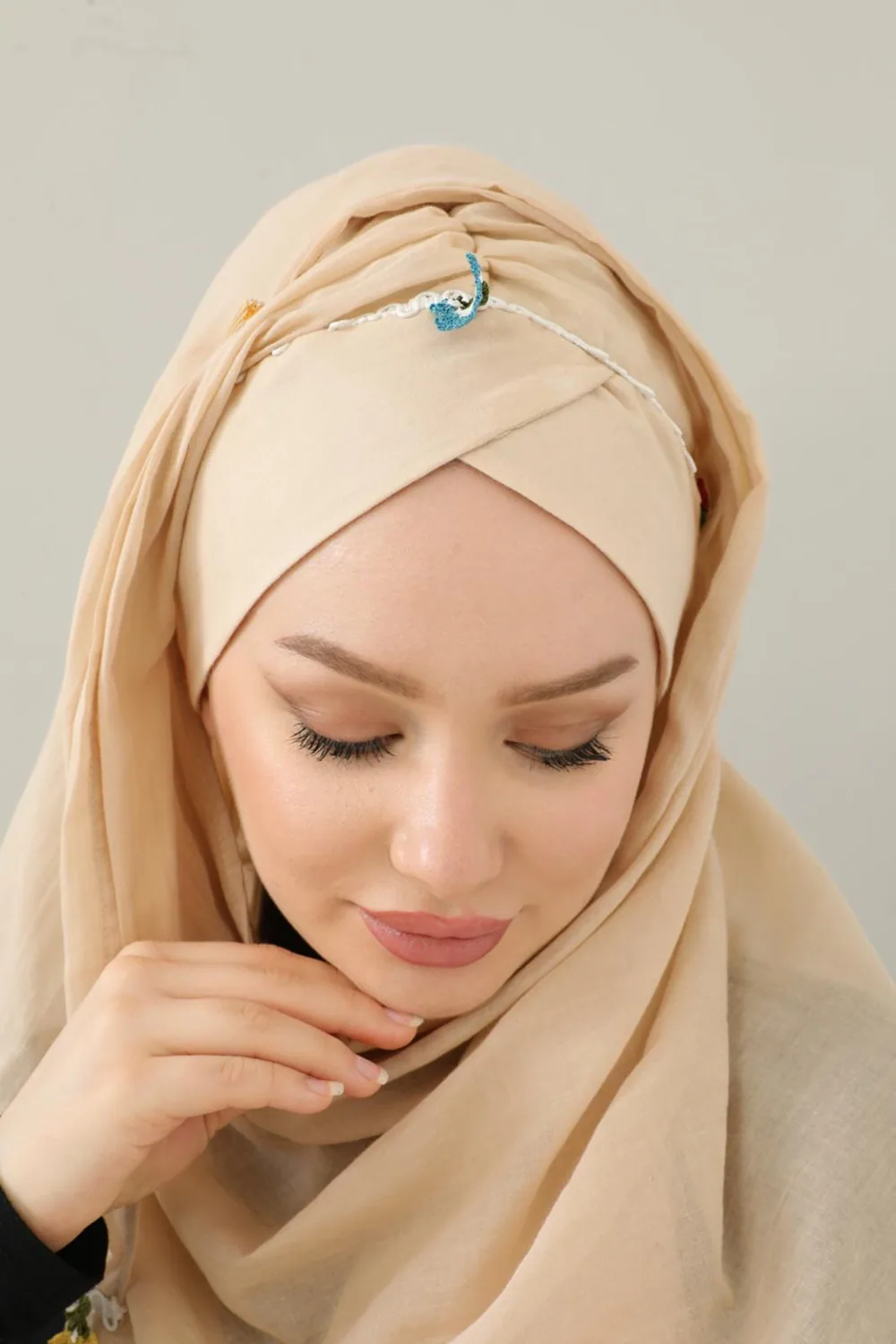شال قطني جاهز بكعكة وتخريم يدوي بيج - صورة 2