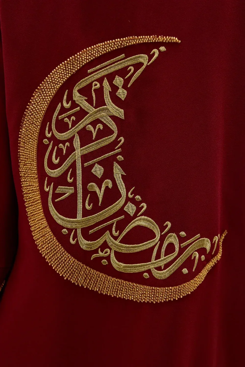عباية عنابية بتطريز هلال وعبارة رمضان كريم بالخرز الذهبي - صورة 2